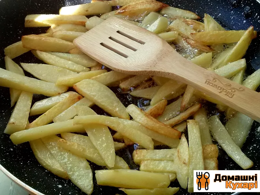 Картопля з грибами на сковороді - фото крок 6