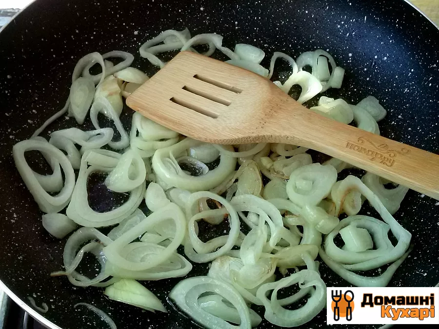 Картопля з грибами на сковороді - фото крок 7