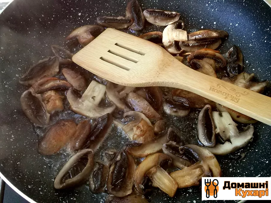 Картопля з грибами на сковороді - фото крок 8