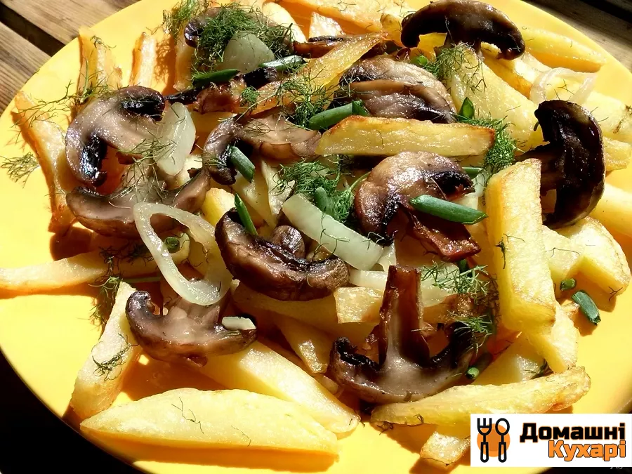 Картопля з грибами на сковороді - фото крок 9
