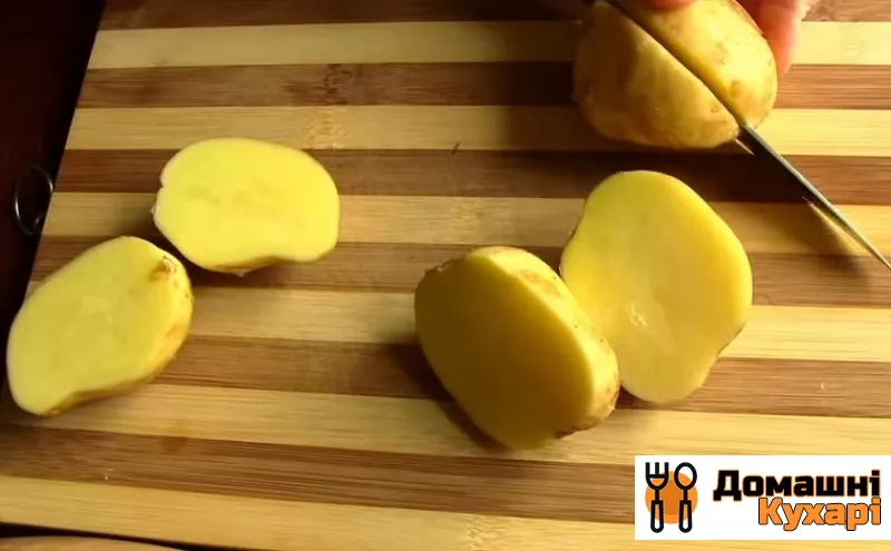 Картопля по-українськи, запечена в духовці - фото крок 1