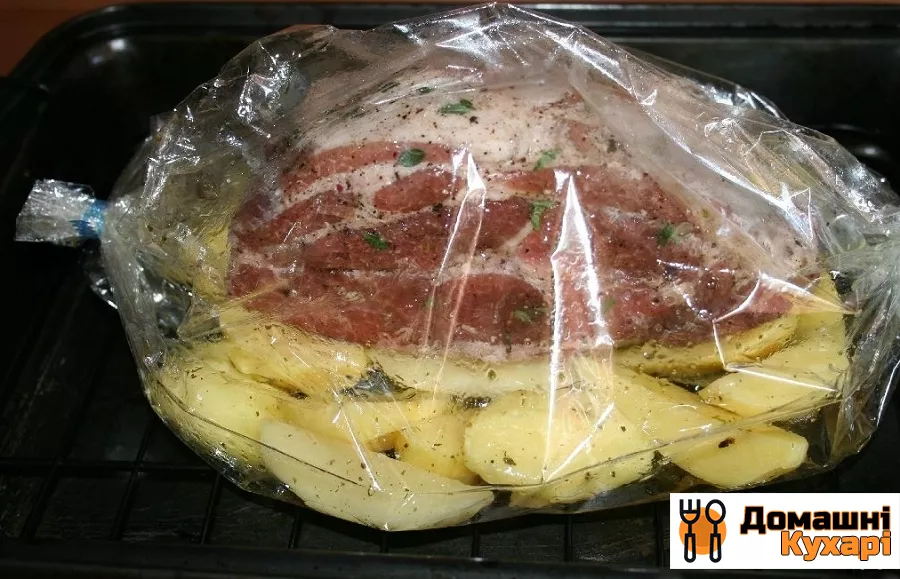 Картопля з м'ясом в рукаві для запікання - фото крок 3