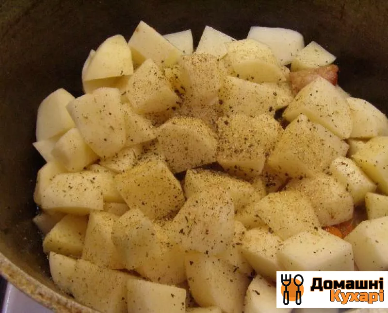 картопля, тушкована з реберцями - фото крок 4