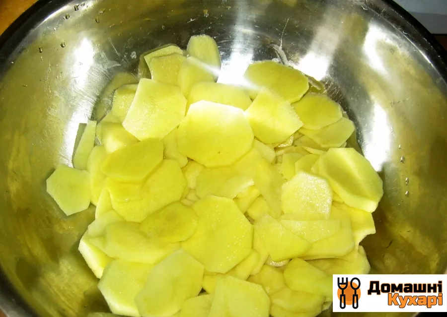 картопля, запечена під сиром в духовці - фото крок 1