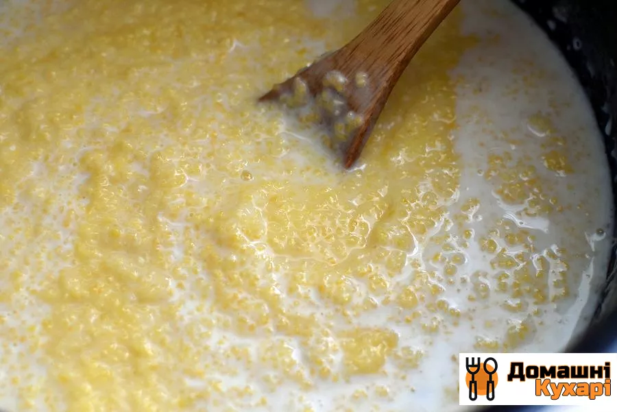 Каша кукурудзяна на молоці з сиром - фото крок 2