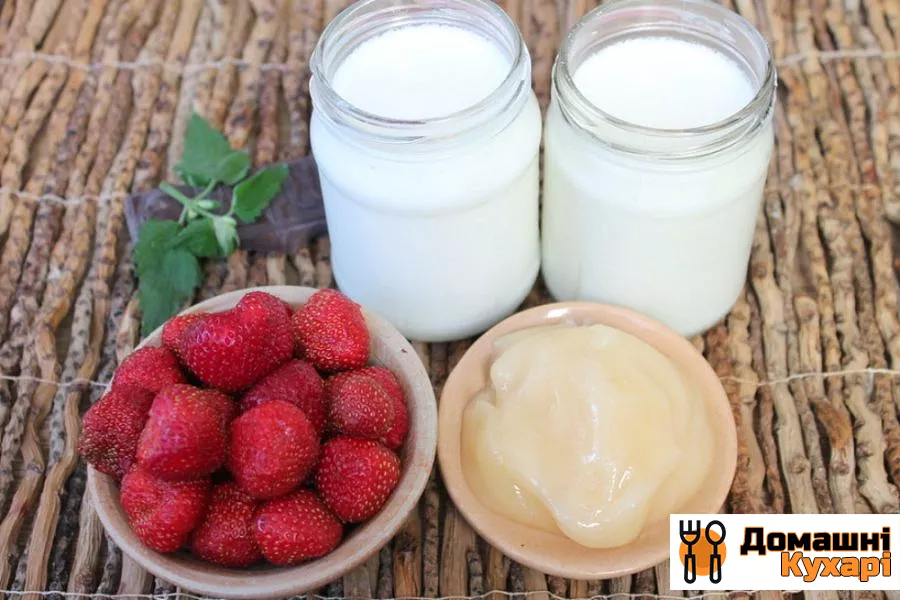 Коктейль на основі домашнього йогурту з полуницею і медом - фото крок 1