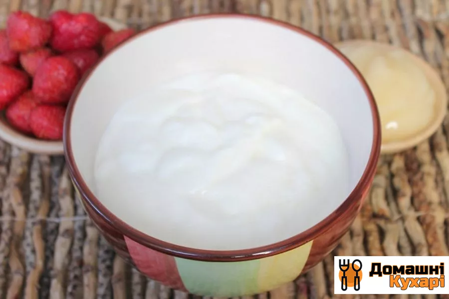 Коктейль на основі домашнього йогурту з полуницею і медом - фото крок 2