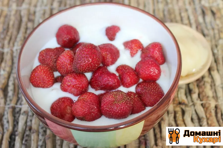 Коктейль на основі домашнього йогурту з полуницею і медом - фото крок 3