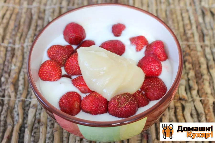 Коктейль на основі домашнього йогурту з полуницею і медом - фото крок 4