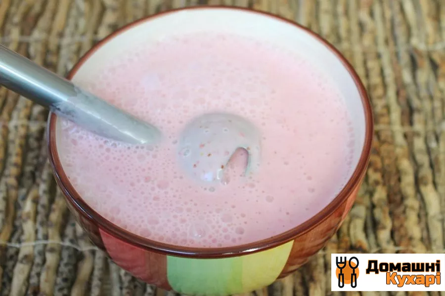 Коктейль на основі домашнього йогурту з полуницею і медом - фото крок 5