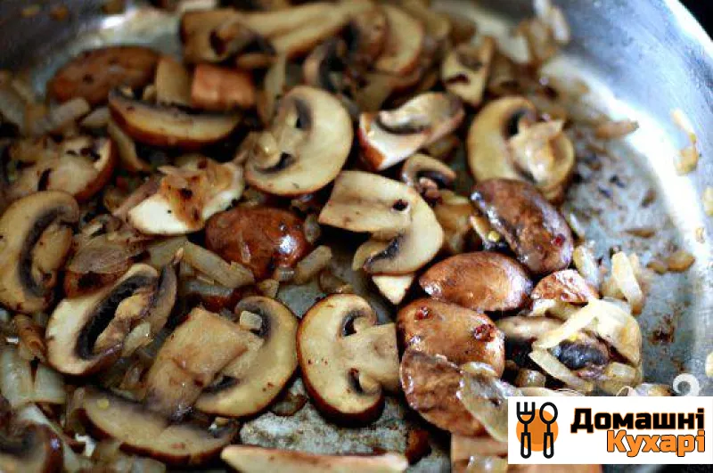Ковбаса з грибами і тортелліні - фото крок 2