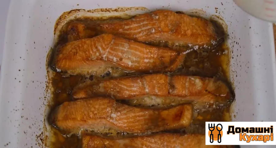 Червона риба під сметанно-сирним соусом - фото крок 2