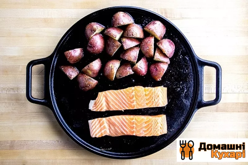 Червона риба з картоплею в духовці - фото крок 4