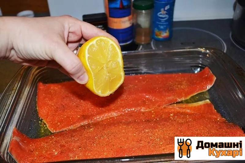 Червона риба з морквою і цибулею - фото крок 2