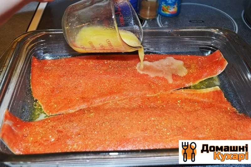 Червона риба з морквою і цибулею - фото крок 3