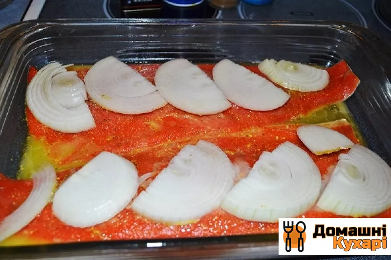 Червона риба з морквою і цибулею - фото крок 4