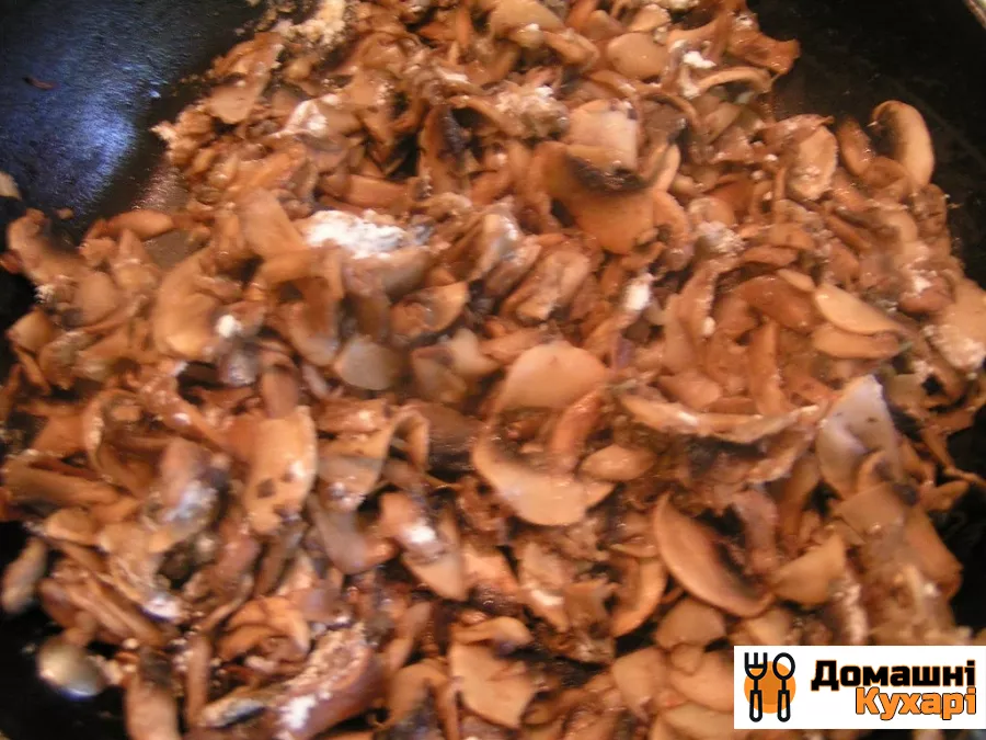 Курка з грибами на сковороді - фото крок 2