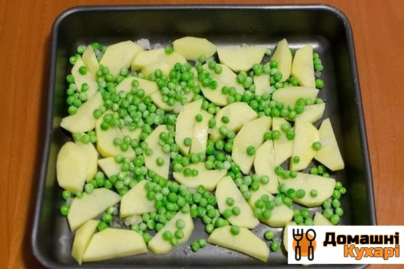 Курка з картоплею і зеленим горошком - фото крок 1